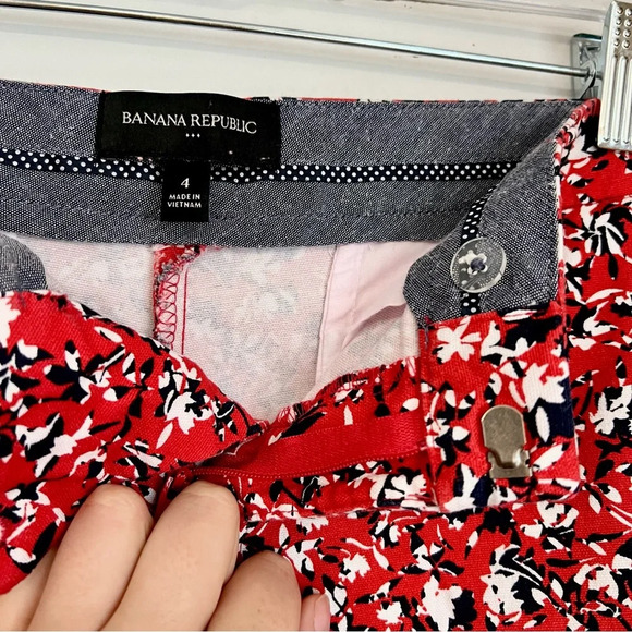 Banana Republic Floral Print Shorts Red Black White Cotton Blend Womens Size 4 - Picture 5 of 10